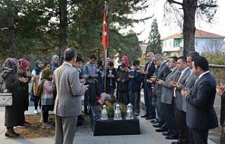 PKK'nın şehit ettiği 2 öğretmenin kabirleri ziyaret...