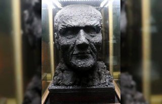 Taş kömüründen Atatürk büstüne büyük ilgi