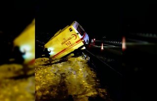 Ambulans bariyerlere çarptı: 3 yaralı