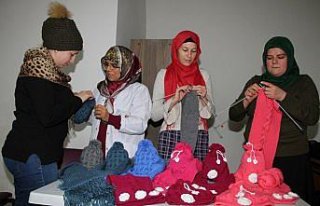 Bir atkı, bir bere ile gönül köprüsü kurdular