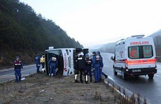 Bolu'da midibüs devrildi: 10 yaralı