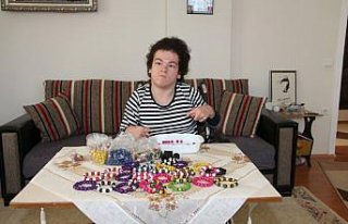 Engelli genç kız yaptığı bileklikleri satarak...