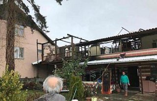 Gölyaka'da iki katlı ev yandı