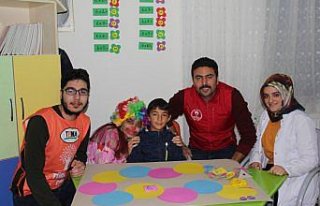 Gönüllü gençler engelli bireylerle bir araya geldi