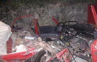 Hurdaya dönen otomobilden sağ çıktı