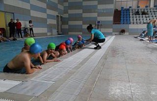 Köy çocukları havuzla tanışıp yüzme öğreniyor