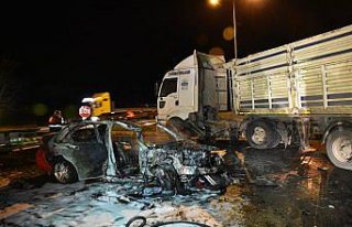 Samsun'da tırla çarpışan lüks otomobil yandı:...