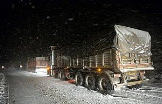 Tokat'ta ulaşıma kar engeli