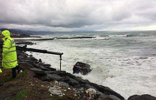 Trabzon'da cip denize düştü: 2 yaralı