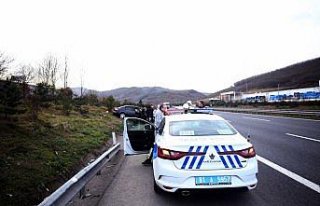 Anadolu Otoyolu'nda otomobil devrildi: 3 yaralı