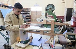 Atıktan yaptıkları oyuncakların makinelerini de...