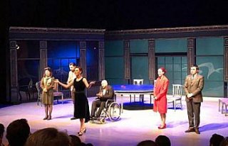 Başrol oyuncusu tekerlekli sandalyeyle sahne aldı