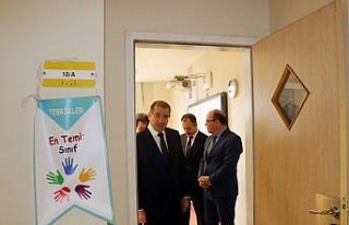 Cezalarını okul boyayarak çekiyorlar