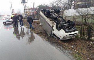 Devrilen kamyonetin sürücüsü yaralandı