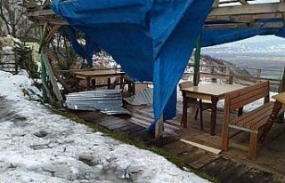 Düzce'de fırtına kamelyaların çatılarını uçurdu