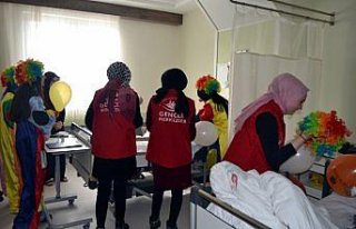 Gençlerden hasta çocuklara ziyaret