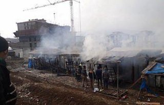 İşçilerin kaldığı 15 prefabrik yandı