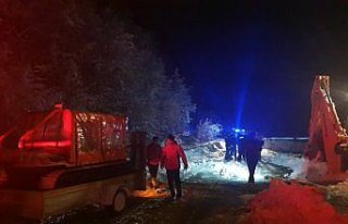 Karda mahsur kalan pazarcıları ekipler kurtardı