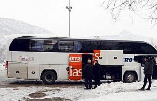 Kırık camı naylonla kapatan otobüs şoförünü...