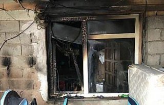 Kızılay'dan evi yanan aileye yardım