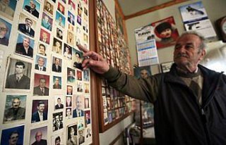 Ölen müşterilerinin anılarını dükkanında yaşatıyor