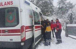Yoğun kar yağışına rağmen yaşlı kişiyi hastaneye...