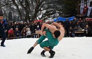 Açık havada kar yağışı altındaki güreşler...