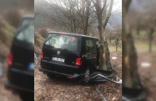 Amasya'da minibüs ağaca çarptı: 6 yaralı
