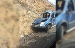 Artvin'de otomobil devrildi: 1 ölü, 2 yaralı
