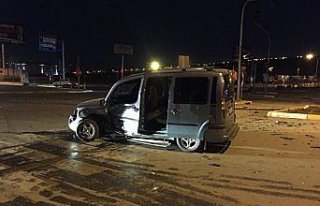 Çorum'da hafif ticari araçla otomobil çarpıştı:...