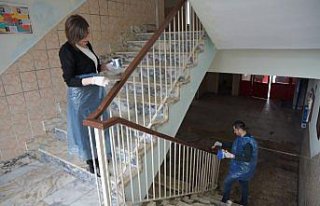 Eskiyen merdiven korkuluklarını öğretmenler boyadı