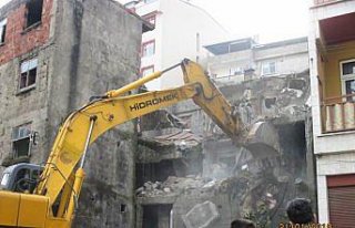 Giresun'da metruk binalar yıkılıyor