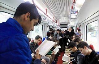 Liseliler tramvayda kitap okudu