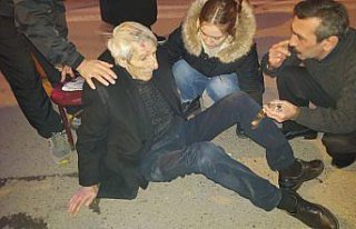 Motosikletin çarptığı yaya yaralandı