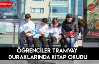 Öğrenciler tramvay duraklarında kitap okudu