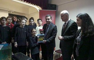 Öğrencilere akvaryum ve balık dağıtıldı