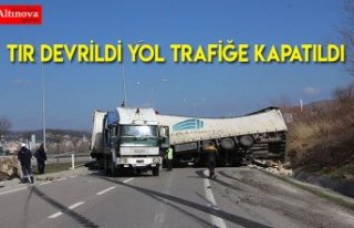 TIR DEVRİLDİ YOL TRAFİĞE KAPATILDI