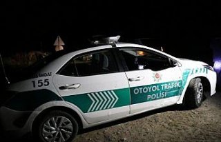 Uygulamadan kaçan otomobil köprüden düştü: 4...