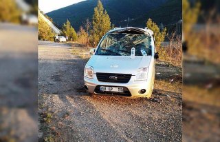 Amasya'da hafif ticari araç devrildi: 2 yaralı
