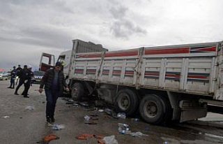 Amasya'da yolcu otobüsü ile kamyon çarpıştı:...