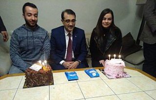 Bakan Dönmez, gençlerin doğum gününü kutladı