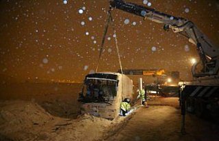 Bayburt'ta yolcu otobüsünün şarampole devrilmesi