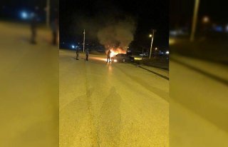 Düzce'de kaza yapan otomobil yandı