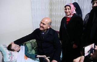 İçişleri Bakanı Soylu, engelli genci evinde ziyaret...