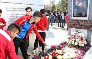 İzzet Baysal vefatının 19. yılında mezarı başında...