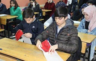 Öğrencilerden Mehmetçik'e mendilli mektup