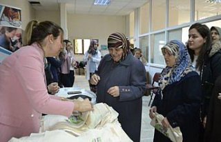 Safranbolu'da bez çanta dağıtıldı