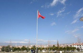 Şehitler Parkı'na 24 metrekarelik bayrak