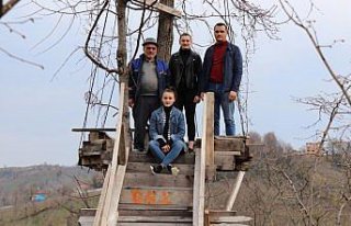 Üzümü toplayamayınca ağacın gövdesine kameriye...