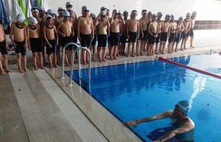 Yeşilyurtlu öğrencilere yüzme eğitimi veriliyor